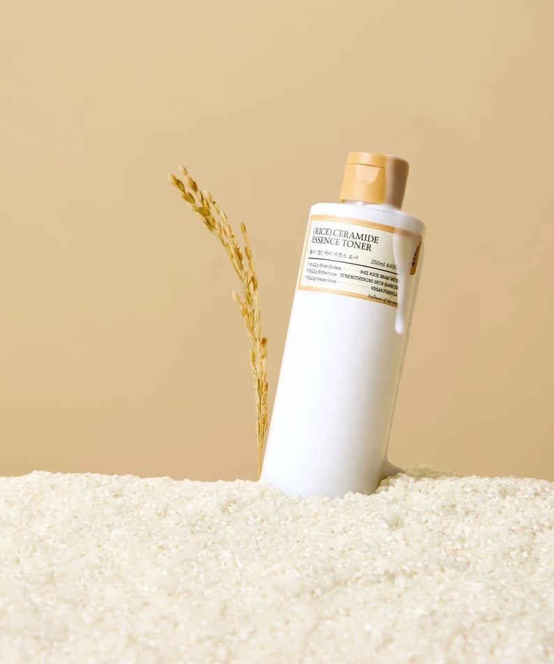 FULLY  Rice Serum Essence Toner 250ml, flacon crème sur fond beige, décor riz et texture beauté