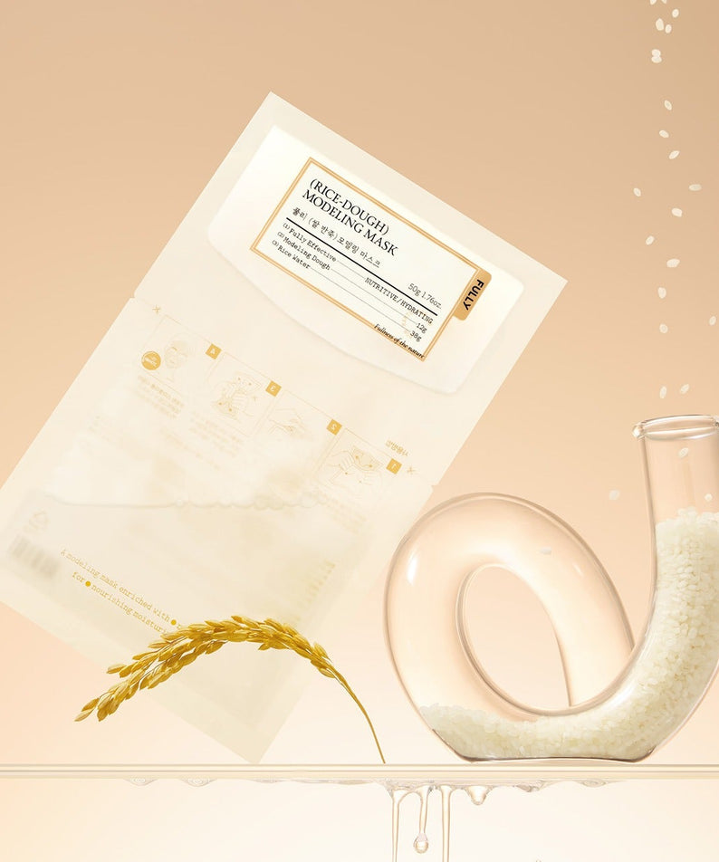 FULLY  Rice dough modeling mask 4ea, masque hydratant sur fond beige avec poudre et grains, style beauté.