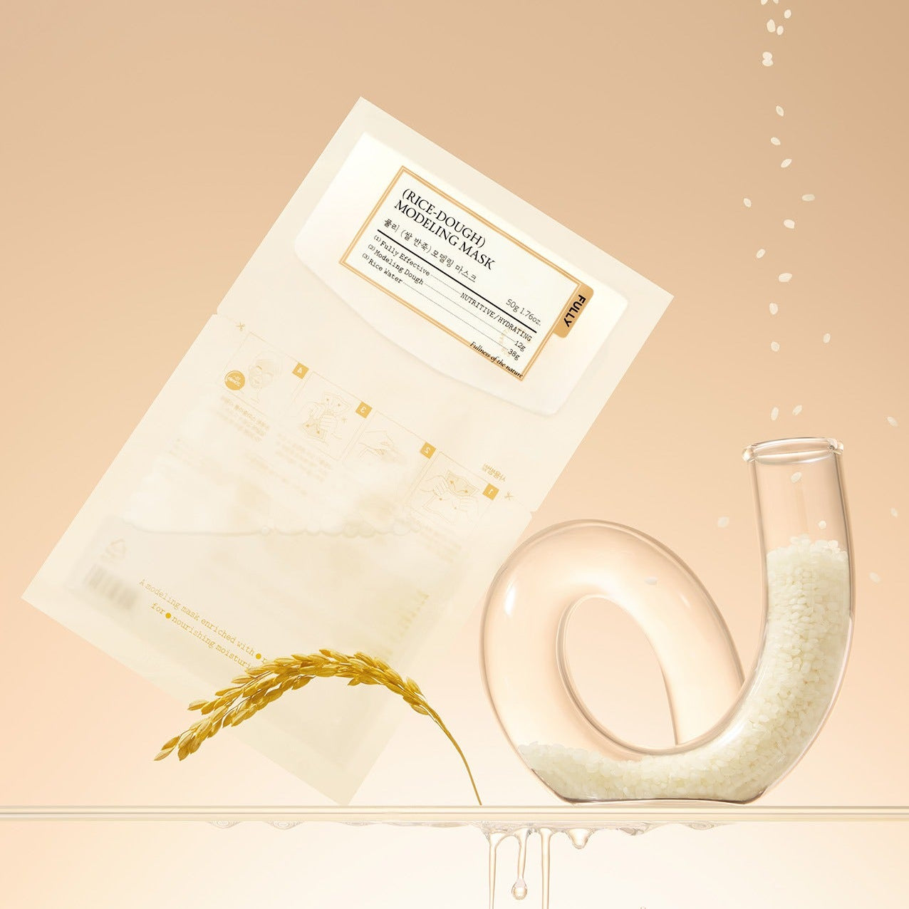 FULLY  Rice dough modeling mask 4ea, masque hydratant sur fond beige avec poudre et grains, style beauté.
