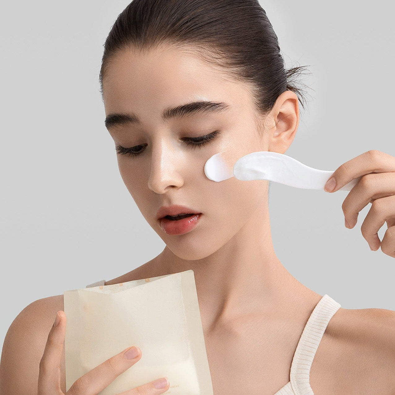 FULLY  Rice dough modeling mask 4ea de la marque FULLY, masque en tissu appliqué sur le visage, contexte beauté en studio.