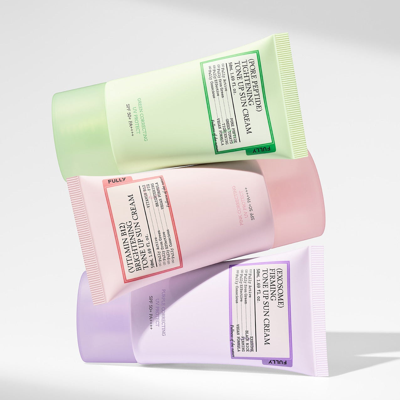 FULLY Tone-up Sunscreen 3-Piece Set de la marque FULLY : crèmes solaires vertes et roses sur fond clair, détail produit
