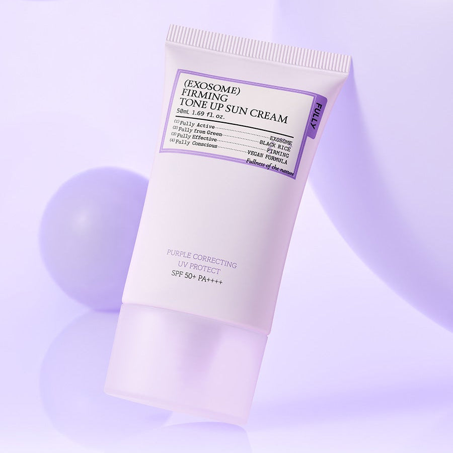 FULLY Tone-up Sunscreen 3-Piece Set de la marque FULLY, tubes de crème solaire sur fond lilas, produits beauté en gros plan