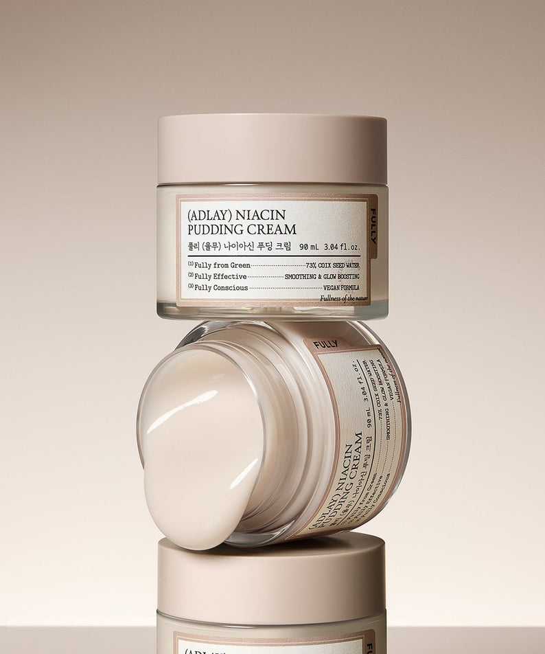 Décrivez l'image en français: FULLY Yulmu Niacin Pudding Cream 90ml de marque FULLY, pot crème blanc sur fond beige.