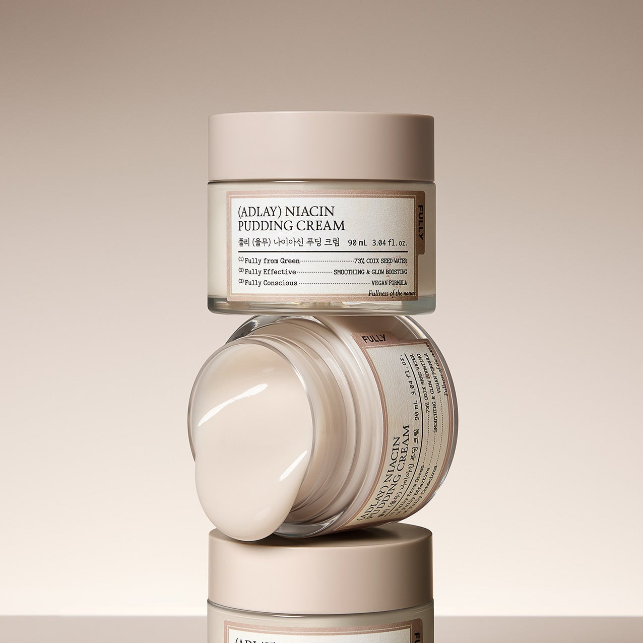 Décrivez l'image en français: FULLY Yulmu Niacin Pudding Cream 90ml de marque FULLY, pot crème blanc sur fond beige.