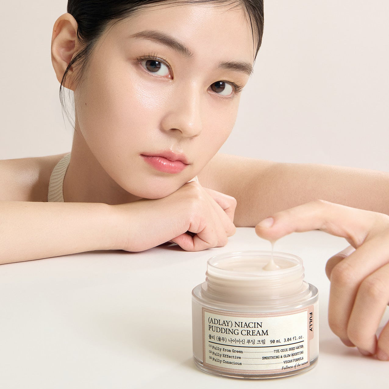 FULLY Yulmu Niacin Pudding Cream 90ml, pot sur table, femme beauté visage maquillage léger, marque FULLY Yulmu, contexte soin