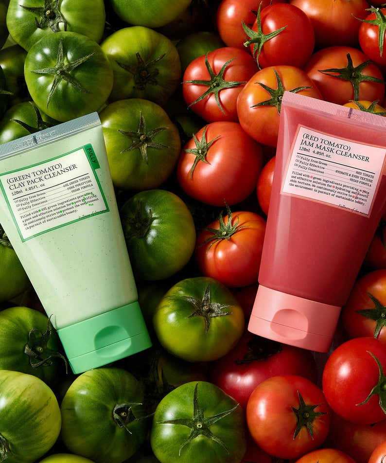 Ensemble de soins FULLY Fully Pack Cleanser 3-piece set avec nettoyants en arrière-plan de tomates vertes et rouges.