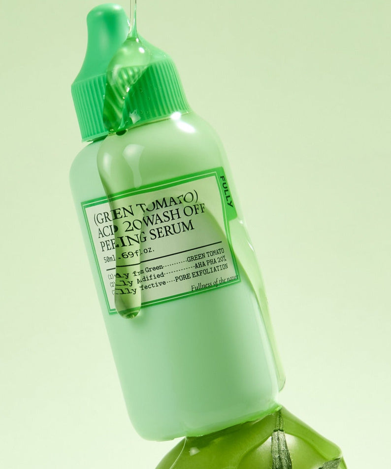 Flacon de 50ml du FULLY Green Tomato Acid 20 Wash-Off Peeling Serum sur fond vert.