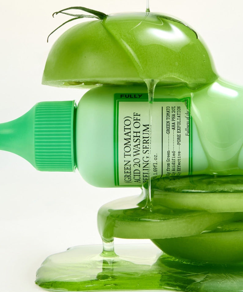 Shot du produit FULLY Green Tomato Acid 20 Wash-Off Peeling Serum 50ml, flacon vert entouré de tomates et de gel.