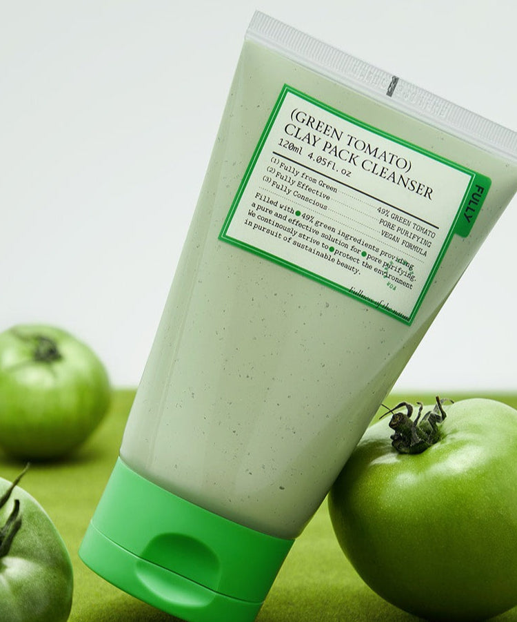 Image du produit FULLY Green Tomato Clay Pack Cleanser 120ml avec tomates vertes en arrière-plan.