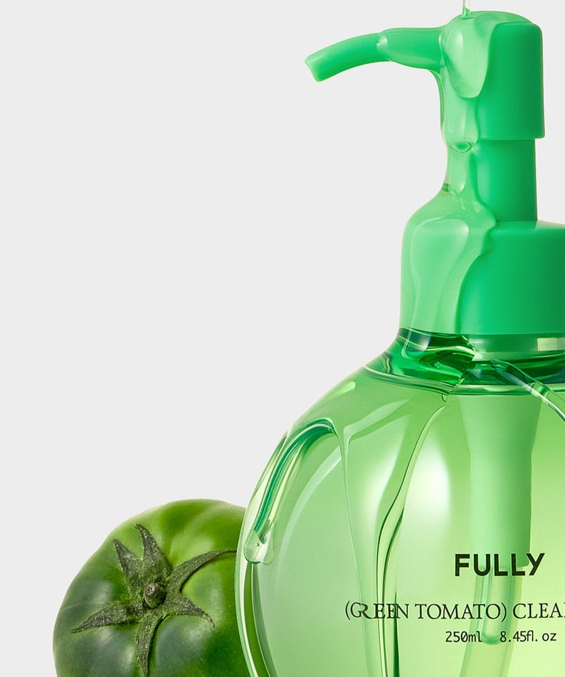 Bouteille de 250ml de FULLY Green Tomato Cleansing Oil avec pompe verte, posée à côté d'une tomate verte.