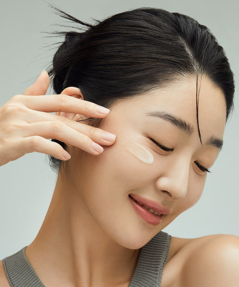 Application du FULLY Green Tomato Cream 90ml sur le visage pour une peau éclatante et nourrie.