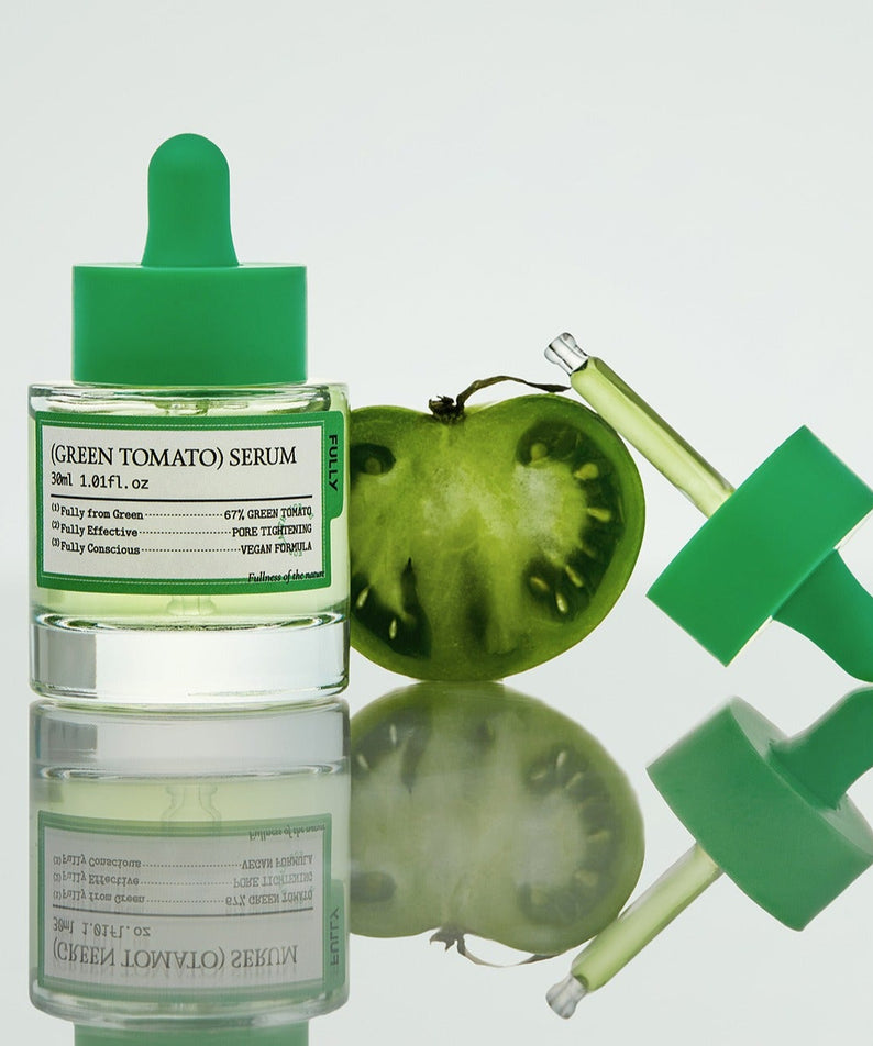 Sérum FULLY Green Tomato 30ml avec flacon, pipette et tomate verte fraîche. Améliorez votre routine beauté avec ce soin innovant.