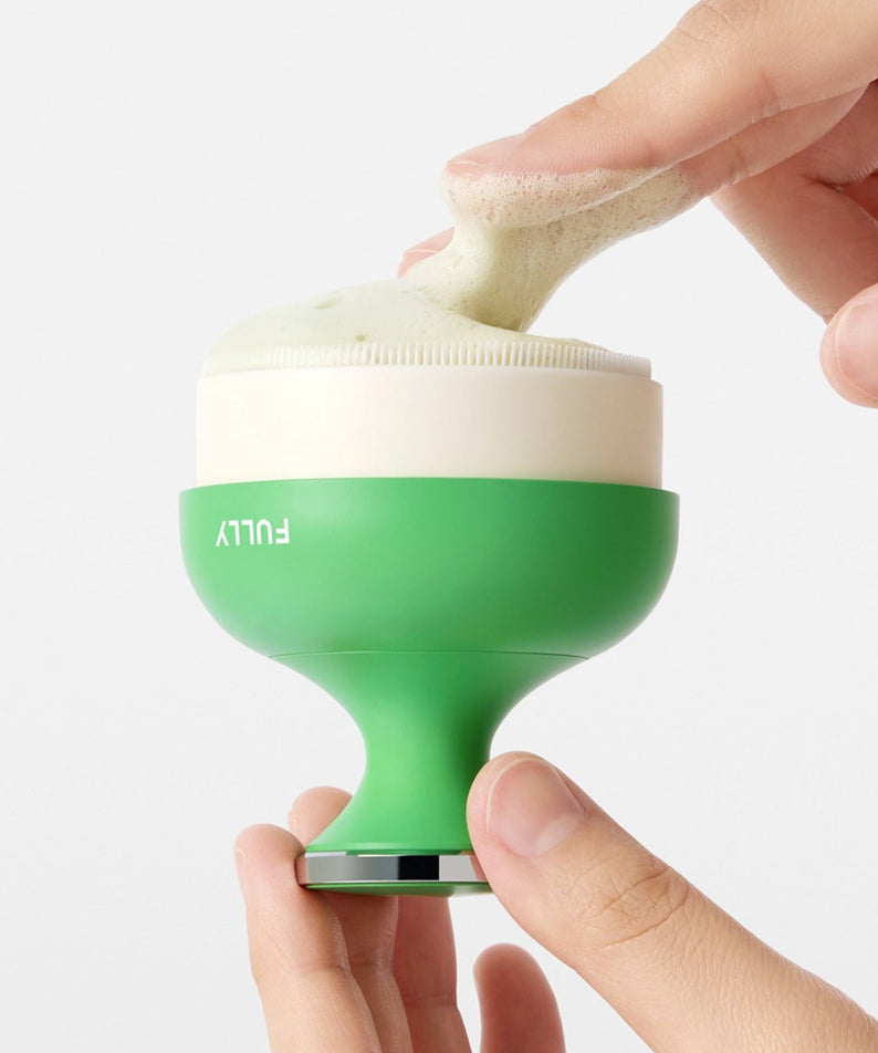 Brosse pour les pores FULLY avec mousse, outil esthétique vert, soin du visage efficace pour nettoyer les pores en profondeur.