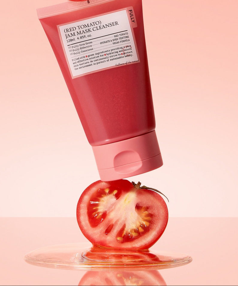 Nettoyant FULLY Red Tomato Jam Pack Cleanser 120ml posé sur une tranche de tomate avec fond rose.