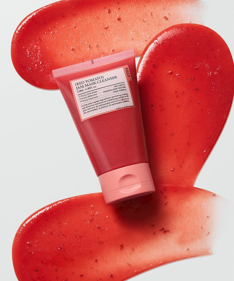Crème nettoyante FULLY Red Tomato Jam Pack Cleanser 120ml avec extrait de tomate rouge sur fond éclaboussé.
