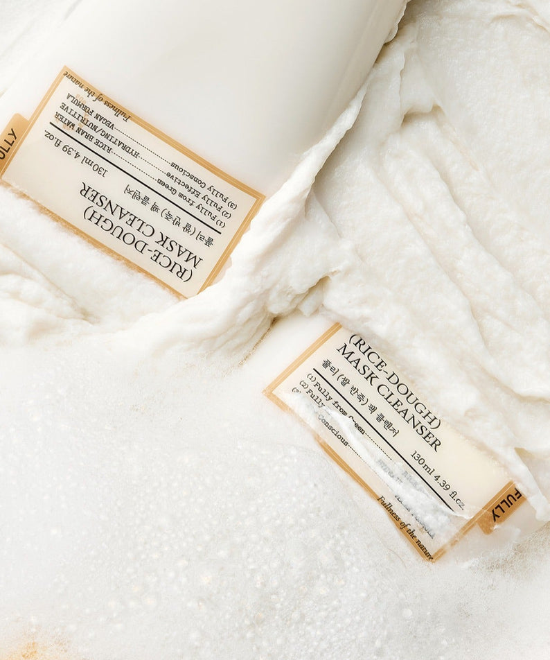 Image du produit FULLY Rice Dough Pack Cleanser 130ml affiché sur une toile de fond douce, mettant en avant les détails de l'emballage.