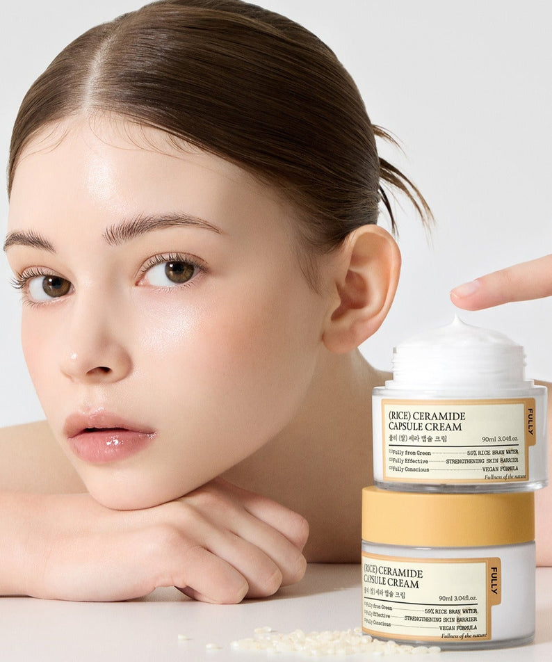 Crème capsule FULLY Rice Sera 90ml, cosmétique riche en nutriments, améliore la peau. Modèle féminin, peau lumineuse, pot ouvert.