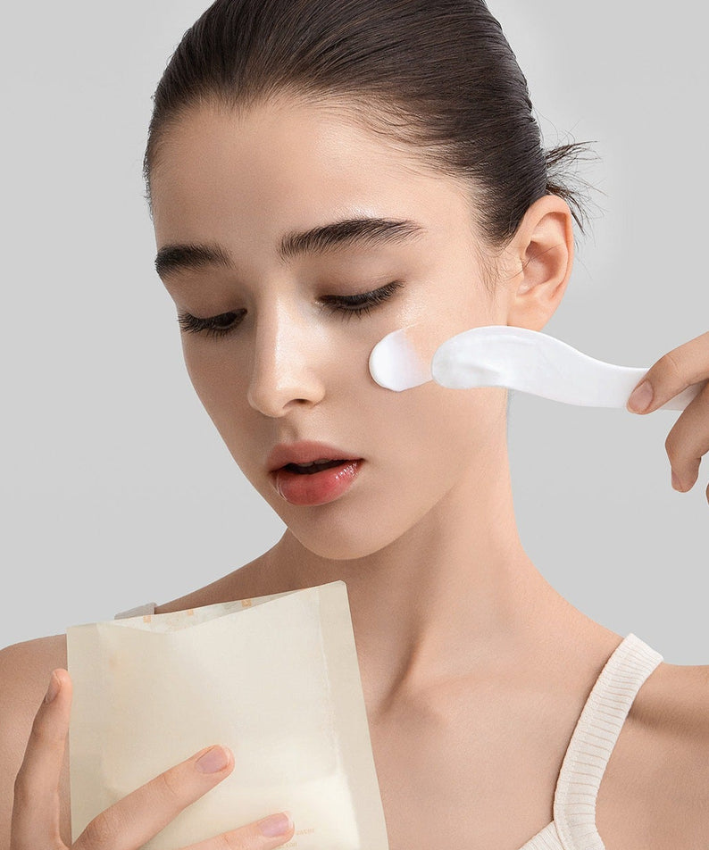 Application du FULLY Rice dough modeling mask 4ea sur le visage d'une femme pour un soin de peau luxueux et hydratant.