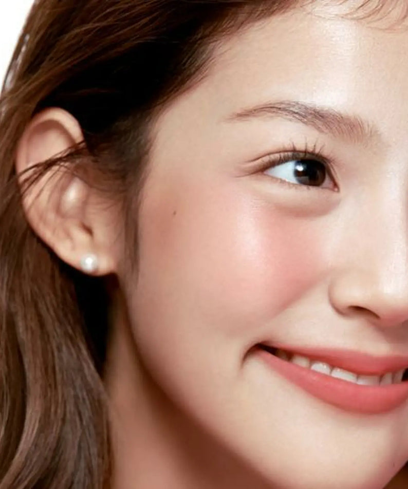 Femme souriante avec teint frais et rosé grâce au FWEE Lip & Cheek Blurry Pudding Pot, maquillage naturel et lumineux.