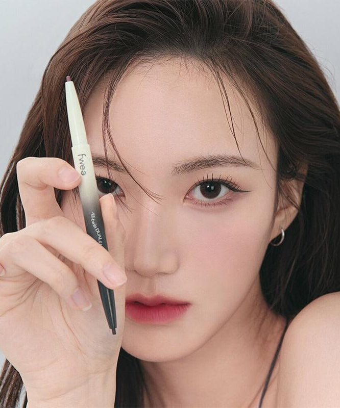 Femme tenant FWEE Oltime Dual Liner pour un maquillage des yeux parfait, eyeliner innovant pour look élégant et précis.