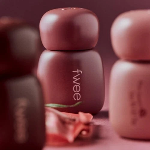 FWEE Rose Obsession 18 colors, flacons roses FWEE sur fond sombre, gros plan maquillage et essences.