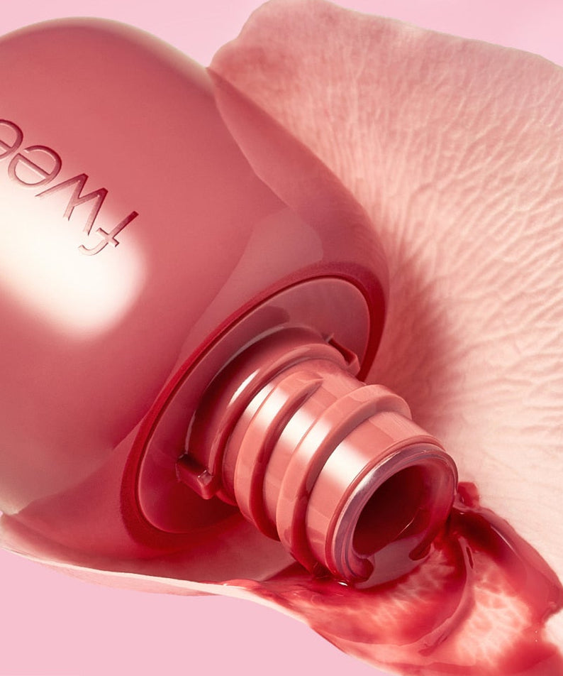 FWEE Rose Obsession 18 colors : vernis/rouge à lèvres FWEE rose, photo macro sur peau, ambiance romantique.
