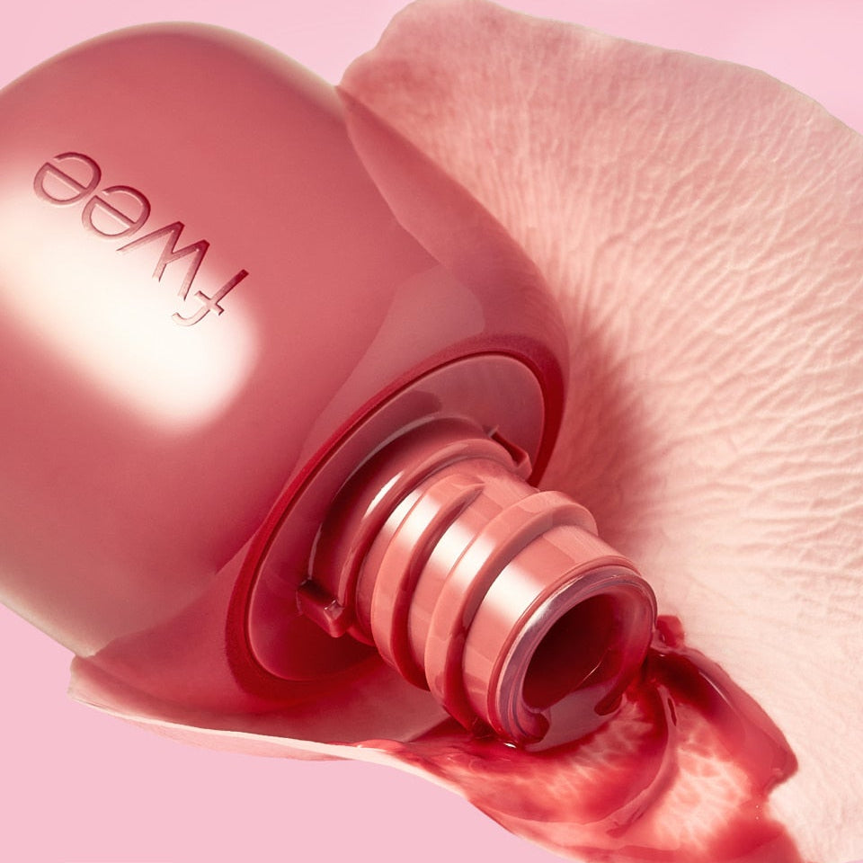 FWEE Rose Obsession 18 colors : vernis/rouge à lèvres FWEE rose, photo macro sur peau, ambiance romantique.