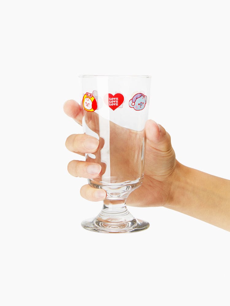 [Family Sale] BT21 GIRLS NIGHT GOBLET GLASS SET, goblet BT21 officiel LINE FRIENDS, main tenant un verre de nuit avec décorations.