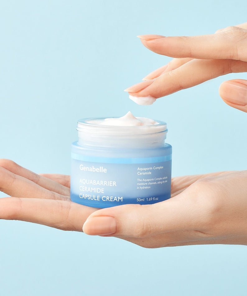 GENABELLE Auqabarrier Ceramide Capsule Cream 50ml, flacon crème entre des mains, effet hydratant sur fond bleu.