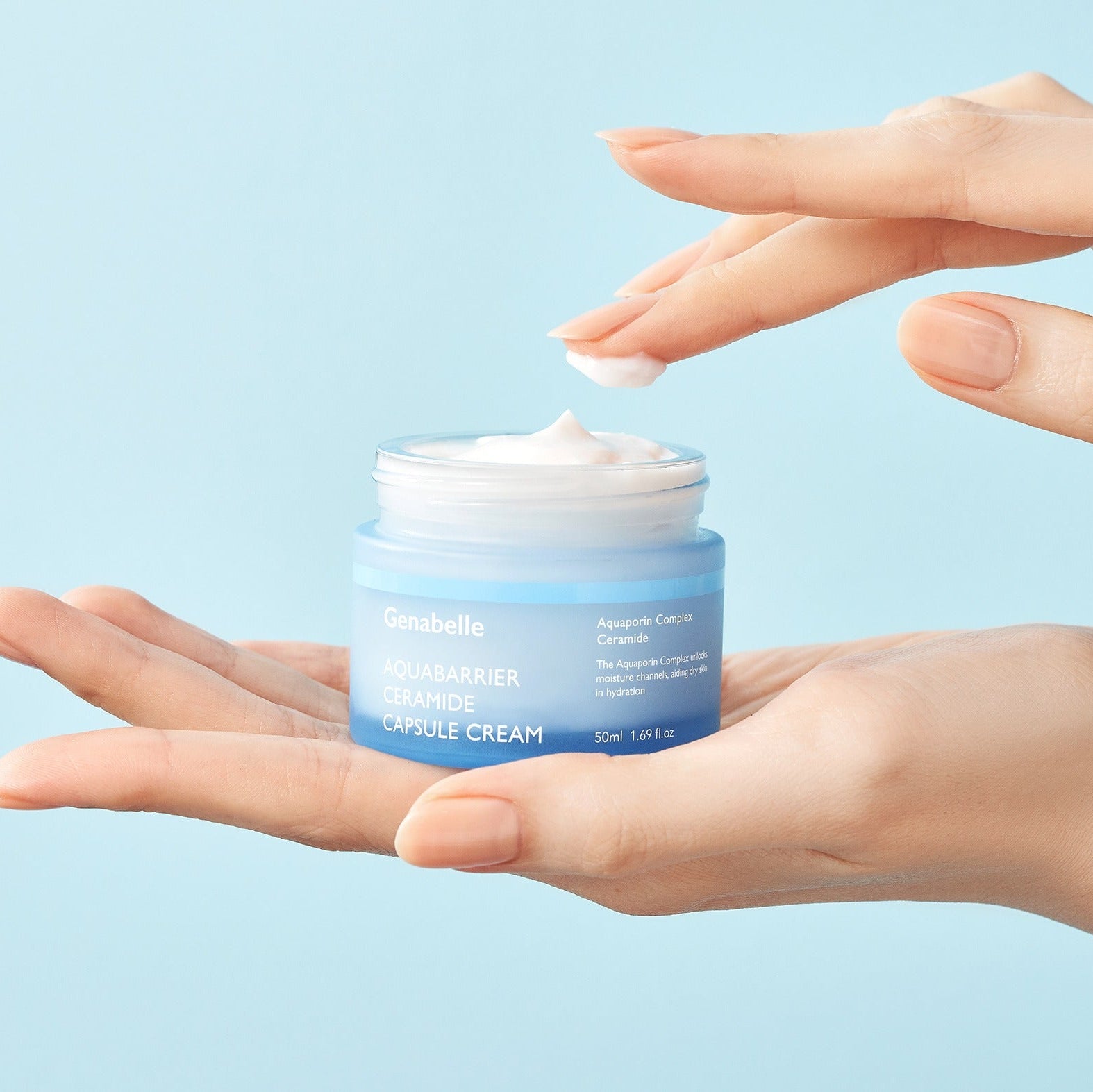 GENABELLE Auqabarrier Ceramide Capsule Cream 50ml, flacon crème entre des mains, effet hydratant sur fond bleu.