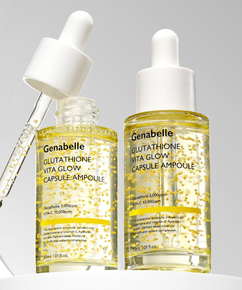 Décris l'image en français : GENABELLE Glutathione Vita Glow Capsule Ampoule 30ml Genabelle, flacons jaunes sur fond blanc.