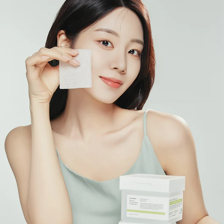 GENABELLE Kale 82 Revitalizing Toner Pad 60ea : femme montre un pad à côté du produit sur fond clair