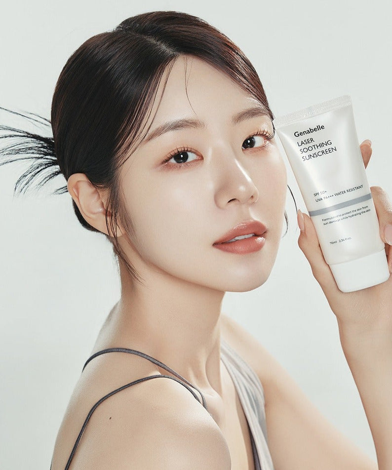 GENABELLE Laser Soothing Sunscreen 70ml de la marque Genabelle : femme applique la crème solaire, packaging visible sur fond clair.