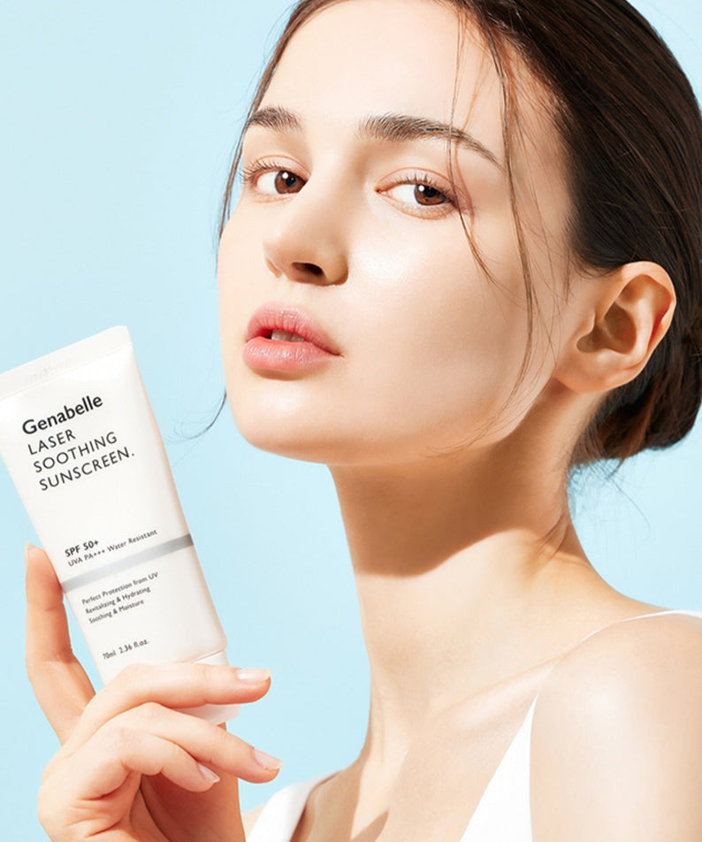 Décris l'image en français en mentionnant le produit GENABELLE Laser Soothing Sunscreen 70ml, la marque Genabelle et une femme au ciel bleu.