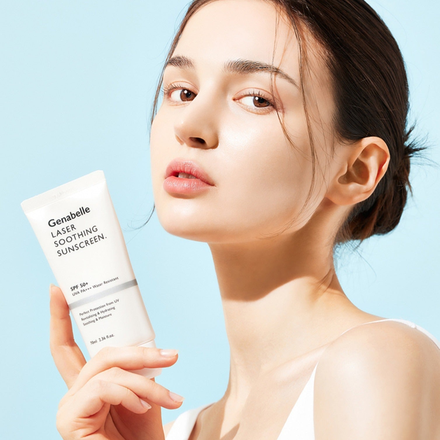 Décris l'image en français en mentionnant le produit GENABELLE Laser Soothing Sunscreen 70ml, la marque Genabelle et une femme au ciel bleu.