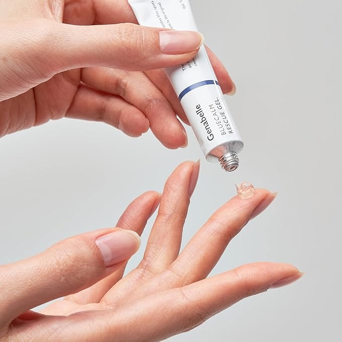 GENABELLE Laser Vita-K Rescue Gel 10ml de marque GENABELLE, tube appliqué sur les mains en contexte beauté.
