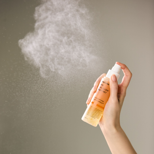 GENABELLE PDRN Dual Glow Serum Mist 100ml, brume visage GENABELLE en main, spray sur fond vert, visuel produit