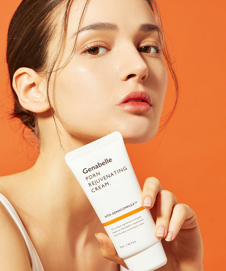 GENABELLE PDRN Rejuvenating Cream 70ml : tube tenu par une femme sur fond orange, application soins visage de Genabelle