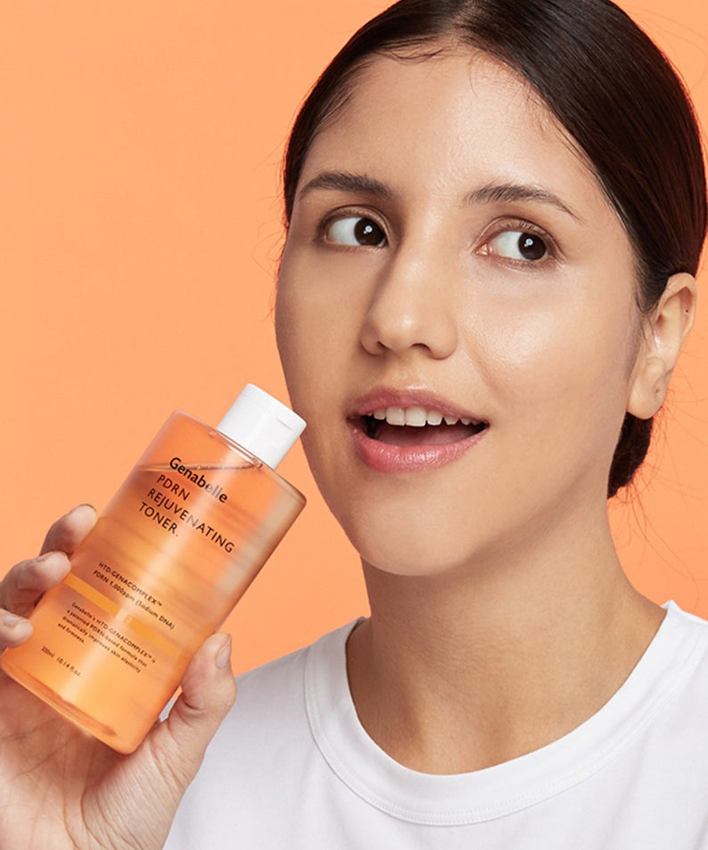 GENABELLE PDRN Rejuvenating Toner 300ml : femme tient le flacon, fond orange, soin visage beauté, Genabelle PDRN.
