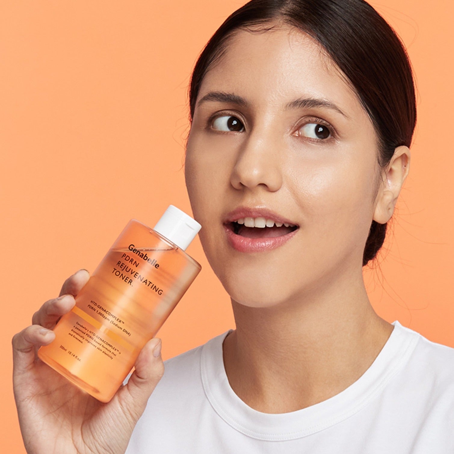 GENABELLE PDRN Rejuvenating Toner 300ml : femme tient le flacon, fond orange, soin visage beauté, Genabelle PDRN.