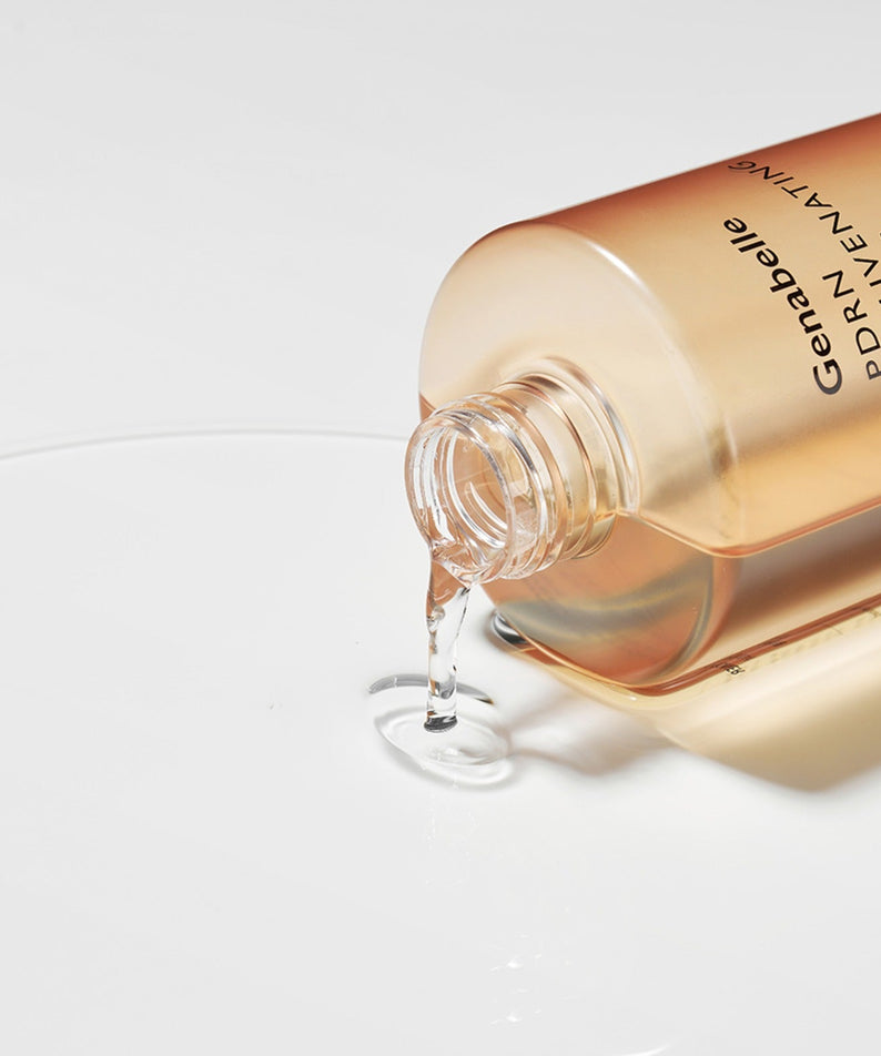 GENABELLE PDRN Rejuvenating Toner 300ml de la marque GENABELLE, flacon doré verse un liquide sur fond blanc