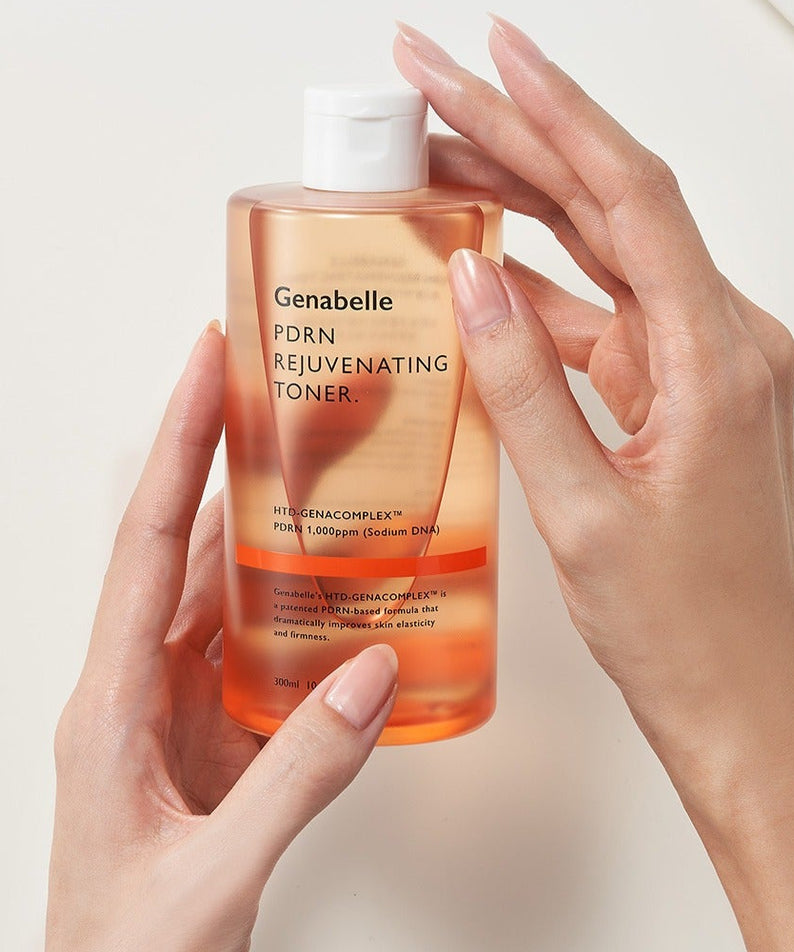 GENABELLE PDRN Rejuvenating Toner 300ml de Genabelle sur fond clair, mains appliquant le toner.