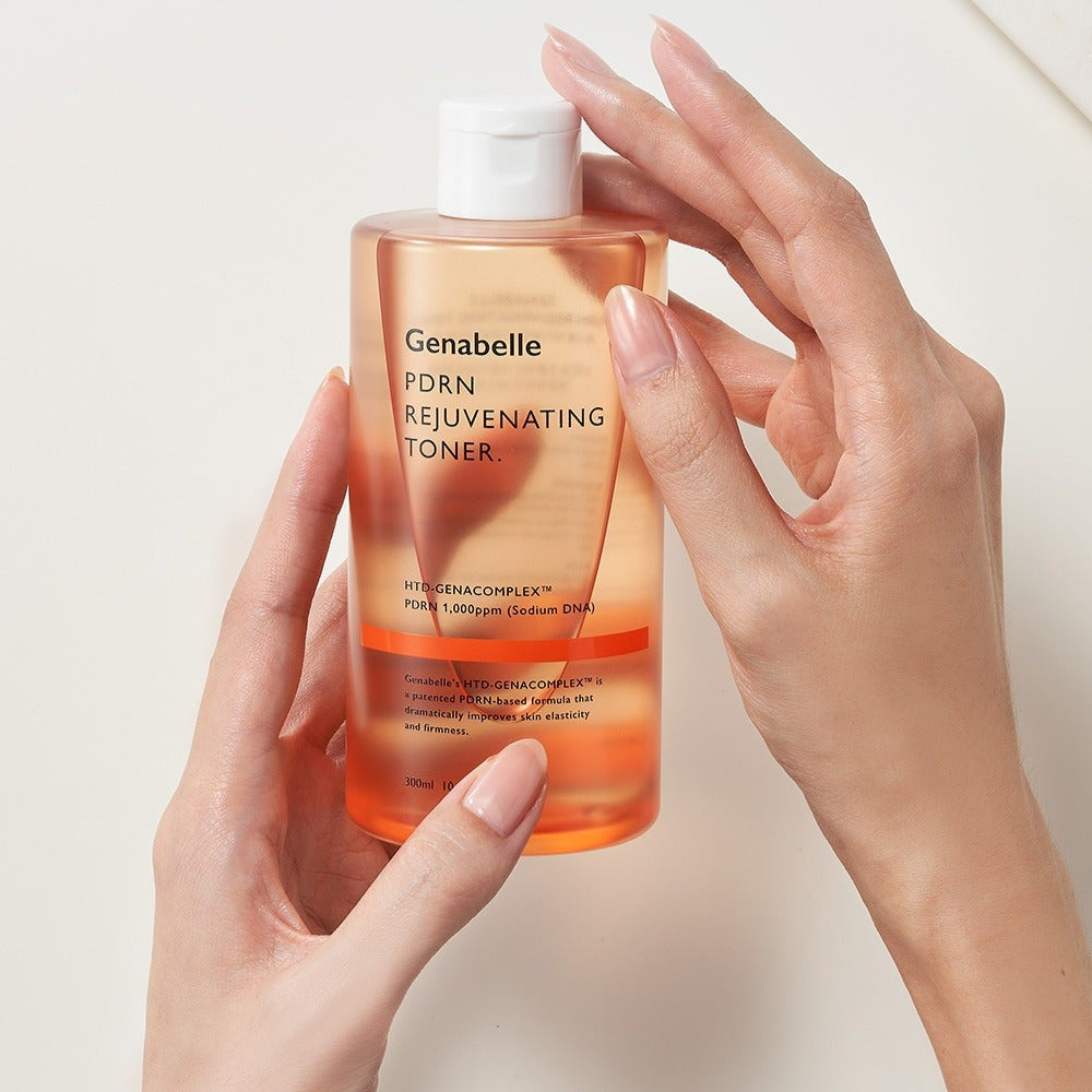 GENABELLE PDRN Rejuvenating Toner 300ml de Genabelle sur fond clair, mains appliquant le toner.