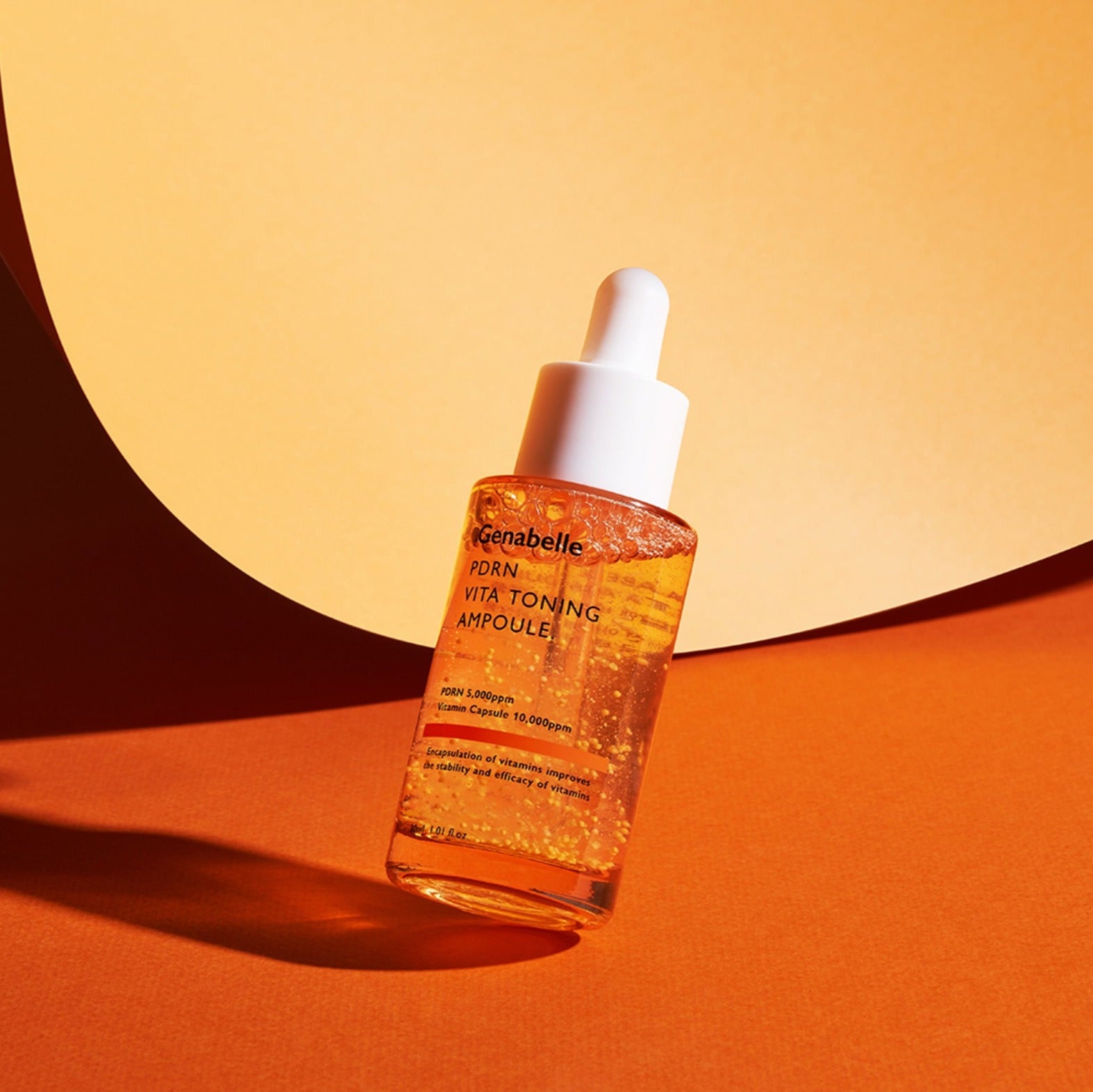 GENABELLE PDRN Vita Toning Ampoule 30ml de Genabelle, flacon ambre sur fond orange et jaune, ambiance spa.