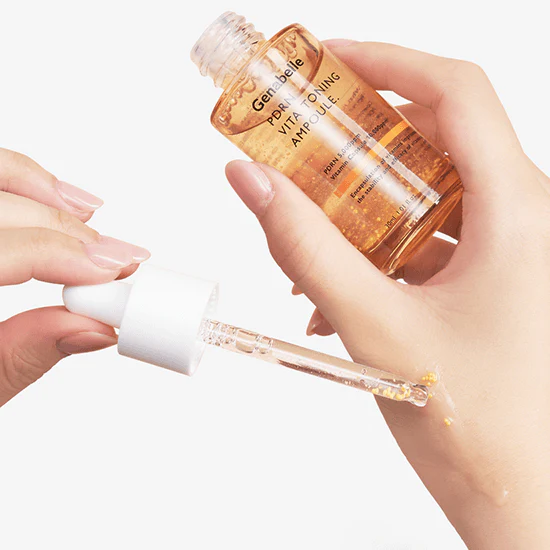 GENABELLE PDRN Vita Toning Ampoule 30ml Genabelle, mains appliquant une ampoule/serum sur fond clair, gros plan.