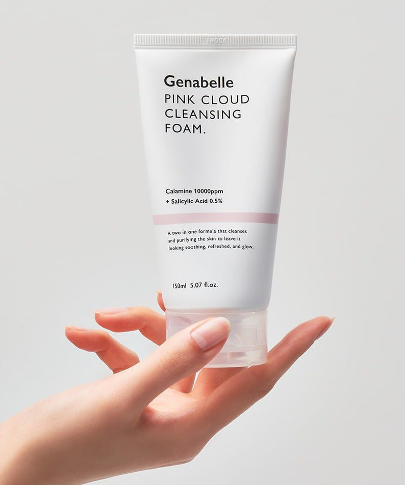 GENABELLE Pink Clound Cleansing Foam 150ml de la marque Genabelle, tube blanc sur fond clair, mains en présentation