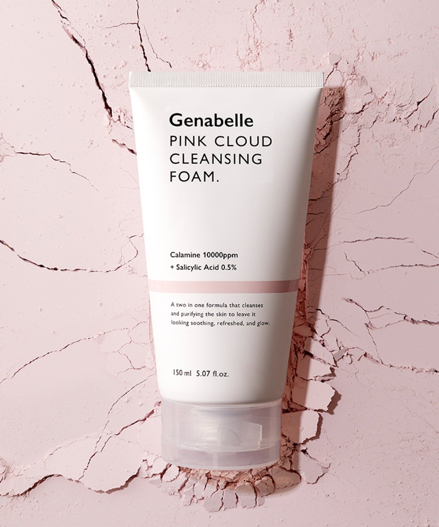 Décris l'image en français : GENABELLE Pink Clound Cleansing Foam 150ml, tube rose Genabelle sur fond marbre rose.