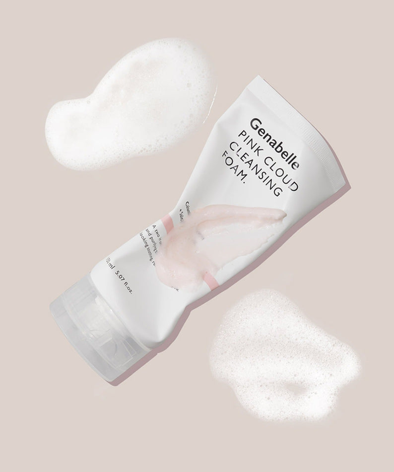 GENABELLE Pink Clound Cleansing Foam 150ml de Genabelle, tube rose sur fond beige, mousse blanche en contexte beauté
