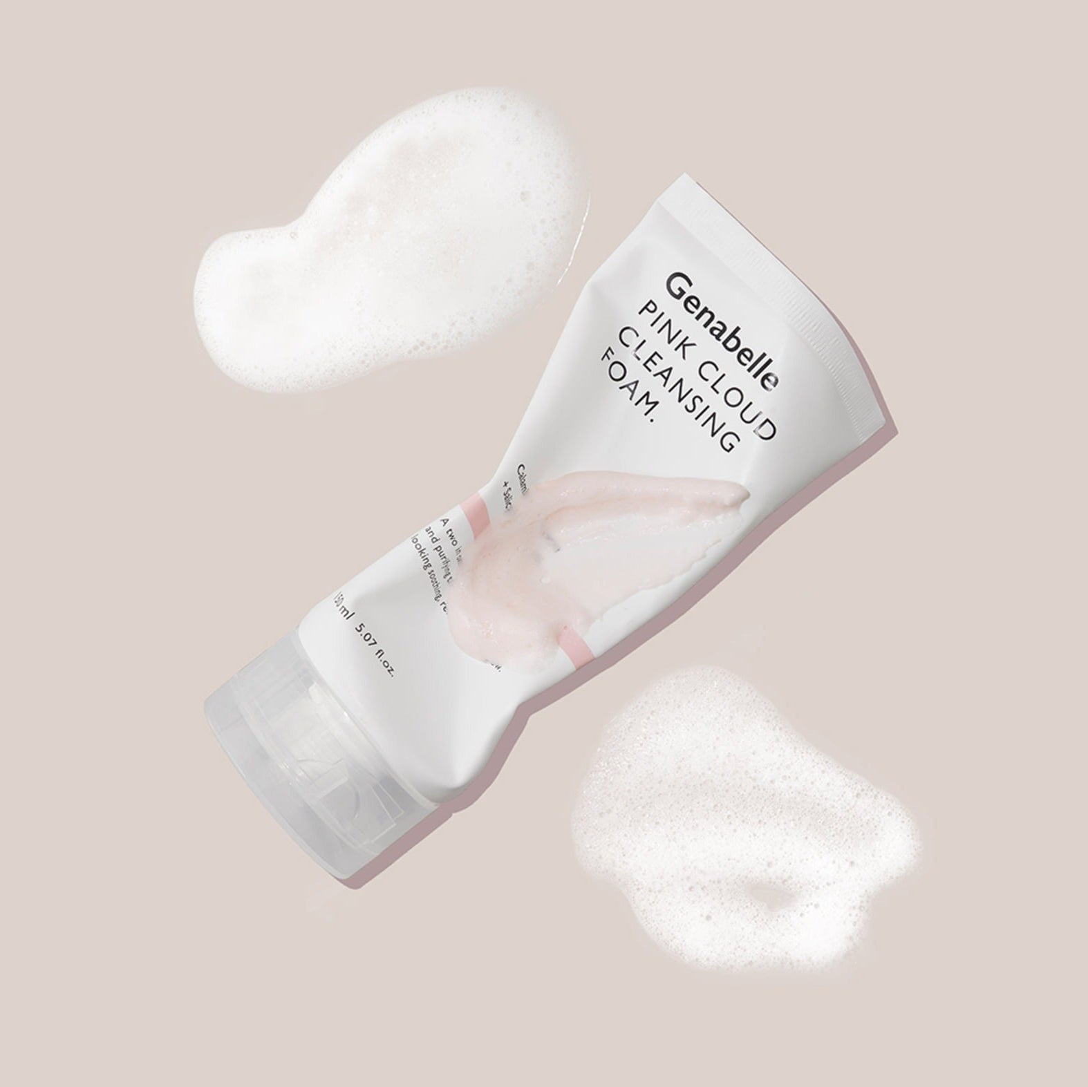 GENABELLE Pink Clound Cleansing Foam 150ml de Genabelle, tube rose sur fond beige, mousse blanche en contexte beauté