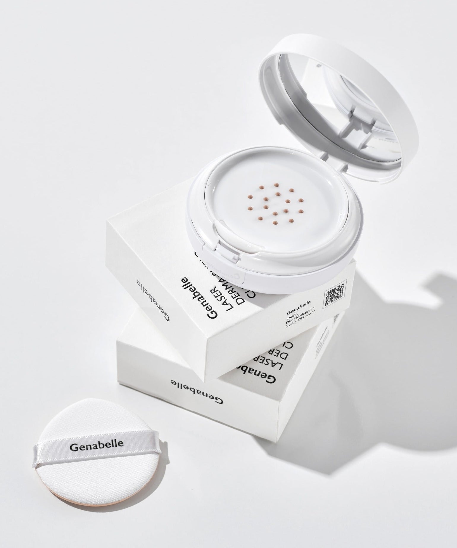 GENABELLE RX Derma Sheild Cushion 15g de Genabelle, coussin beauté présenté en packaging blanc sur fond clair